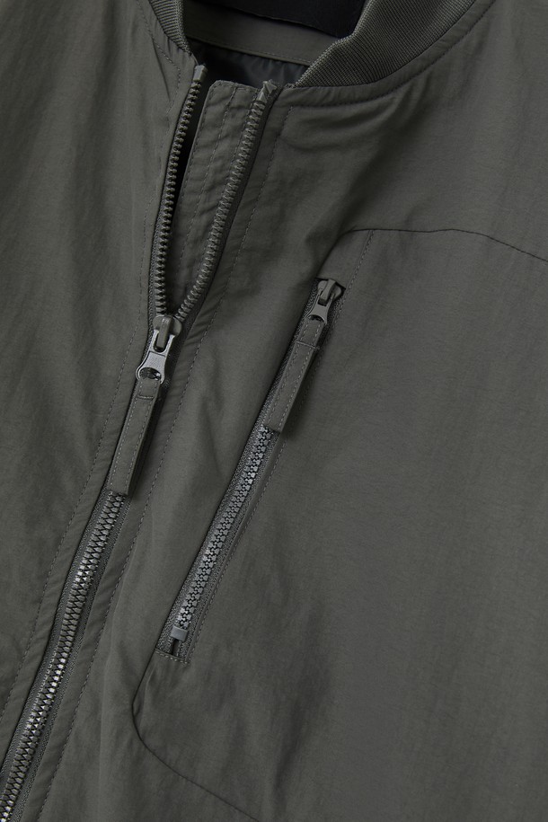 봄, 가을에 가볍게 걸치기 좋은 CJP117 바람막이 점퍼입니다. 부드러운 촉감의 나일론 소재로 제작되어 편안한 착용감을 선사하며, 레귤러핏 디자인으로 어떤 스타일에도 잘 어울립니다. 얇은 두께감과 긴 소매 기장으로 간절기에 활용하기 좋으며, 무지 디자인에 그레이 컬러로 깔끔함을 더했습니다. 일상, 산책, 여행 등 다양한 TPO에 캐주얼하고 미니멀한 스타일을 연출할 수 있습니다. 집업 방식과 포켓 디테일로 실용성을 높인 바람막이 점퍼입니다.
