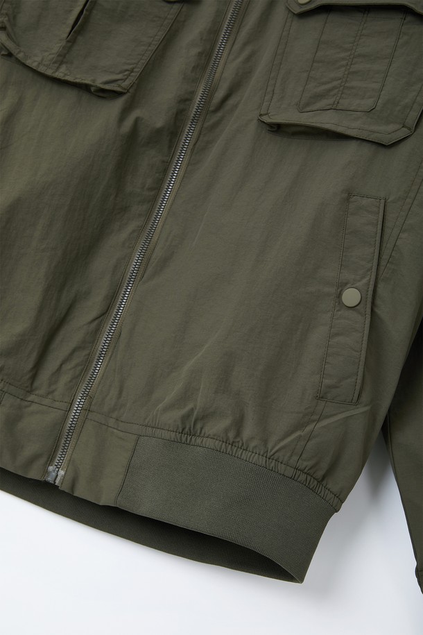 봄, 가을 간절기에 활용하기 좋은 미들넥 빅포켓 블루종 점퍼 CJP118입니다. 캐주얼하고 베이직한 스타일로, 데일리룩은 물론 출근룩까지 폭넓게 소화 가능합니다. 카키와 올리브 두 가지 색상으로 출시되어, 취향에 맞는 색상을 선택하여 연출할 수 있습니다. 중간 두께감으로 간절기 날씨에 적합하며, 넉넉한 레귤러핏으로 편안한 착용감을 선사합니다. 집업 스타일과 긴 소매, 빅포켓 디테일이 돋보이는 디자인입니다.
