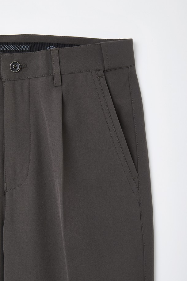 세련된 남성 스타일을 위한 봄/가을 시즌 필수 아이템, "봄가을 스판 밴딩 원턱 슬랙스 팬츠 CPT118"입니다. 베이직하고 클래식한 디자인으로 출근룩과 비즈니스 캐주얼에 완벽하게 어울립니다. 부드러운 스판 소재와 밴딩 디테일, 그리고 활동성을 더하는 원턱 디자인으로 편안한 착용감을 선사합니다. 얇은 두께감과 레귤러핏으로 제작되어 봄, 가을 시즌에 활용도가 높으며, 미니멀하고 클래식한 스타일을 연출하기 좋습니다. 그레이 컬러의 무지 디자인으로 다양한 상의와 쉽게 매치하여 폭넓은 스타일을 소화할 수 있습니다.
