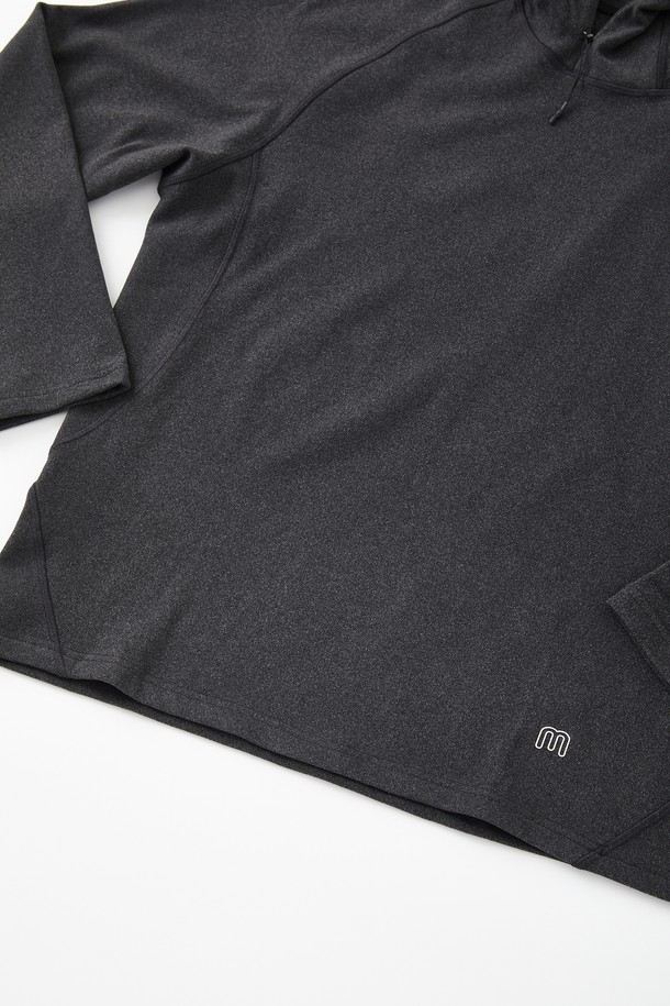 액티브 하이넥 플리스 후드티 CTEE109는 스포츠 활동과 일상 모두에서 활용 가능한 공용 의류입니다. 부드러운 플리스 소재와 두꺼운 두께감으로 가을, 겨울철에도 따뜻하게 착용할 수 있습니다. 하이넥 디자인과 하프 집업 디테일이 스포티하면서도 캐주얼한 스타일을 연출합니다. 레귤러핏으로 편안한 착용감을 제공하며, 무지 디자인으로 다양한 룩에 매치하기 용이합니다. 러닝룩, 등산룩, 피트니스룩 등 활동적인 TPO에 적합하며, 스포티, 캐주얼, 미니멀 스타일을 선호하는 분들께 추천합니다.
