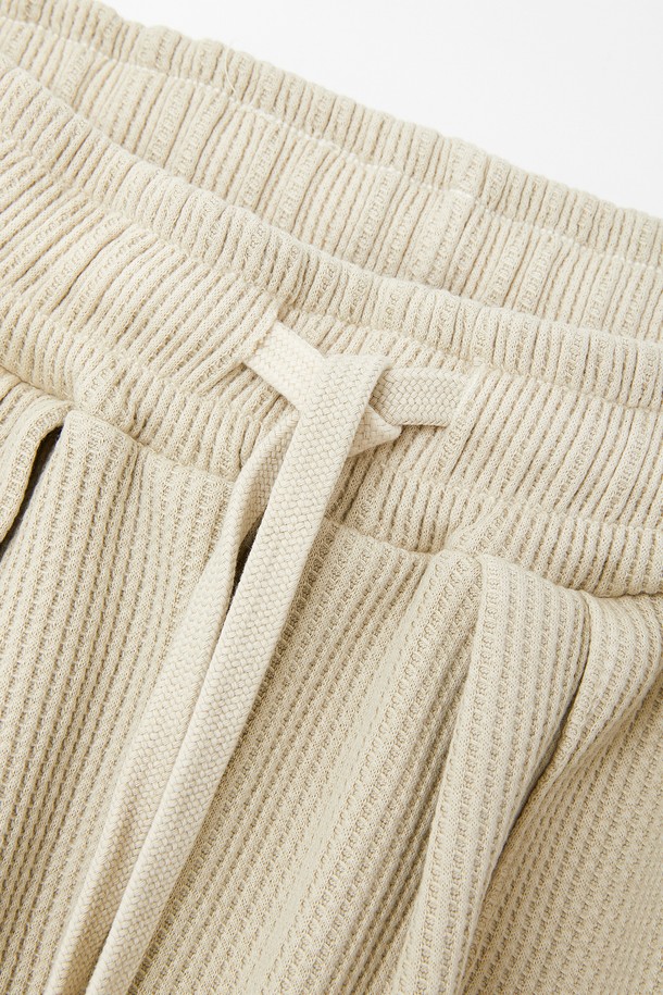 하이퀄리티 와플 밴딩 밴츠 CPT125는 편안한 착용감과 스타일리시함을 동시에 만족시키는 반바지입니다. 부드러운 면 소재로 제작되어 얇고 가벼워 봄, 여름철 데일리룩으로 제격입니다. 와플 패턴과 루즈핏 디자인은 캐주얼하면서도 베이직한 무드를 연출하며, 허리 밴딩과 스트링으로 편안한 착용감을 선사합니다. 여행룩, 휴가룩, 미니멀 스타일을 즐겨 입는 분들께 추천하는 아이템입니다. 베이직한 컬러인 베이지 색상으로 어떤 상의와도 쉽게 매치할 수 있습니다.
