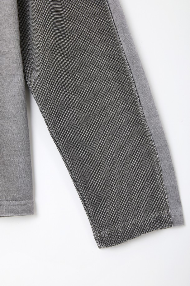 언밸런스 피그먼트 와플 긴팔 티셔츠 CTEE112는 캐주얼과 미니멀 스타일을 선호하는 분들을 위한 데일리 아이템입니다. 부드러운 면 소재에 얇은 두께감으로 편안한 착용감을 선사하며, 봄, 가을 간절기에 활용하기 좋습니다. 릴랙스 핏과 라운드넥 디자인으로 편안함을 더하고, 언밸런스 디자인과 피그먼트 워싱으로 은은한 포인트를 주었습니다. 그레이 컬러의 와플 패턴 긴팔 티셔츠로, 다양한 하의와 매치하여 스타일리시한 룩을 연출해보세요.
