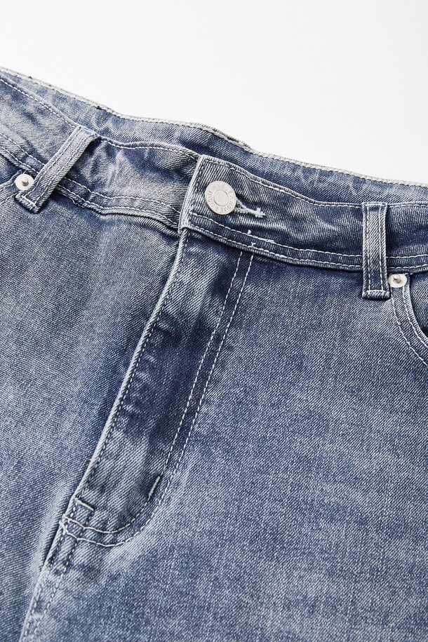 **스트레이트핏 워싱 스판 데님 팬츠 CJN104**는 봄, 여름, 가을 계절에 활용하기 좋은 남성용 데님 팬츠입니다. 캐주얼 및 베이직 스타일을 기반으로, 데이트룩과 출근룩 등 다양한 TPO에 적합합니다. 무지 디자인에 워싱 디테일이 더해져 자연스러운 멋을 연출하며, 스판덱스 혼방으로 편안한 착용감을 제공합니다. 스트레이트핏으로 어떤 상의와도 쉽게 매치하여 미니멀, 클래식 스타일을 완성할 수 있습니다.
