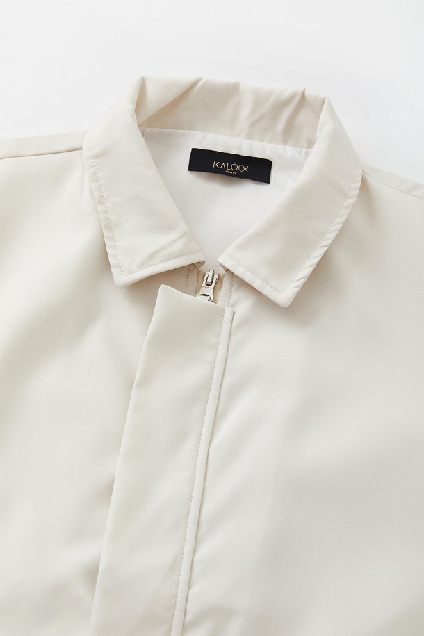 봄 가을에 어울리는 카라넥 체크 집업 점퍼 CJP112입니다. 베이직하고 캐주얼한 스타일로, 블랙과 아이보리 두 가지 색상으로 제공됩니다. 폴리에스터 소재로 제작되어 내구성이 뛰어나며, 봄 소풍룩이나 가을 나들이룩에 적합합니다. 레귤러 기장에 긴 소매, 베이직핏으로 편안하게 착용 가능하며, 이중 지퍼와 플랩 디테일이 돋보입니다. 캐주얼, 미니멀, 클래식한 스타일을 연출하기에 좋습니다.
