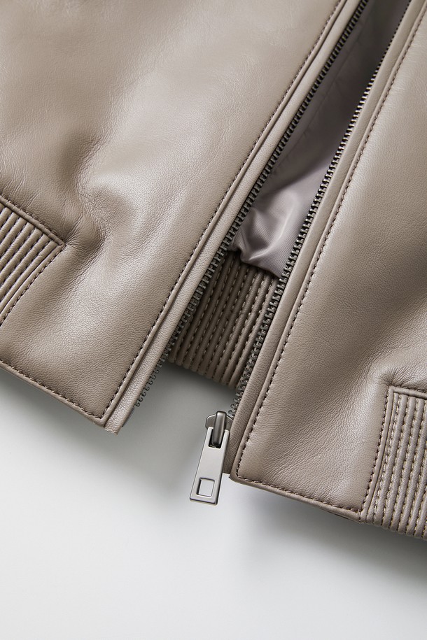 사계절 활용 가능한 멀티 컬러 솔리드 양가죽 집업 점퍼 CLJP107은 부드러운 이태리산 양가죽 소재와 신축성 있는 밑단 시보리 디테일이 돋보입니다. 베이직하고 미니멀한 무드의 이 레더 코트는 블루, 베이지, 블랙, 네이비 색상으로 출시되었으며, 폴리에스터 안감을 사용하여 제작되었습니다. 일상에서 편안하게 착용할 수 있는 베이직 핏의 긴소매 레귤러 기장 점퍼로, 무지 패턴이 특징입니다.
