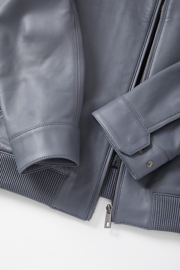 이 멀티 컬러 솔리드 양가죽 집업 점퍼 CLJP107은 이탈리아산 양가죽으로 제작되었으며, 부드러운 촉감이 특징입니다. 블루, 베이지, 블랙, 네이비 색상으로 제공되며, 신축성 있는 밑단 시보리 디테일과 폴리에스터 100% 안감으로 편안함을 더했습니다. 베이직핏의 레귤러 기장으로 봄, 여름, 가을, 겨울 일상복으로 스타일리시하게 연출할 수 있는 남성용 아우터입니다.
