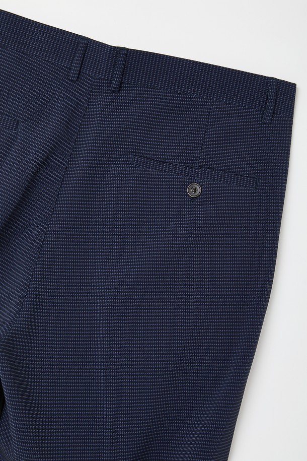 데일리앤 오피스 스판 밴딩 슬랙스 CPT123은 남성용 긴바지 슬랙스로, 봄, 여름, 가을에 입기 좋습니다. 블루, 네이비 색상으로 출시되었으며, 폴리에스터와 스판덱스 혼방 소재를 사용하여 신축성이 뛰어나 편안한 착용감을 제공합니다. 히든 밴딩으로 깔끔함을 더했으며, 오피스룩은 물론 일상복으로도 활용하기 좋은 베이직하고 클래식한 스타일의 슬랙스입니다.
