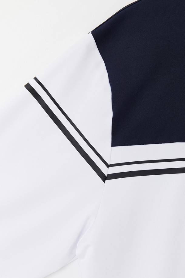 남성용 라이프앤 스포츠 미들넥 긴팔 티셔츠 CTEE110입니다. 블랙과 화이트 두 가지 색상으로 제공되며, 골프, 스포츠, 야외 활동 등 다양한 활동에 적합합니다. 봄, 여름, 가을, 겨울 사계절 모두 활용 가능하며, 신축성이 뛰어난 폴리에스터와 폴리우레탄 혼방 소재로 제작되었습니다. 심플하고 스포티한 컬러블록 디자인에 베이직핏, 레귤러 기장으로 편안하게 착용할 수 있으며, 이너웨어로 활용하기에도 좋습니다.
