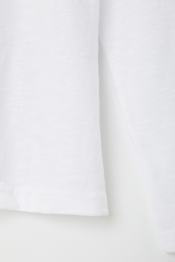 루즈핏 헨리넥 긴팔 티셔츠 CTEE113는 베이직하고 심플한 스타일의 공용 티셔츠입니다. 면 소재로 제작되어 부드럽고 가벼운 촉감을 선사하며, 봄, 가을에 데일리 또는 이너로 활용하기 좋습니다. 헨리넥 디자인과 루즈핏으로 편안한 착용감을 제공하며, 화이트, 베이지, 블랙, 네이비 등 4가지 컬러로 출시되었습니다. 집콕룩, 출근룩 등 다양한 TPO에 맞춰 미니멀, 캐주얼, 클래식 스타일을 연출할 수 있습니다. 이너 또는 단독으로 착용하여 다양한 스타일을 연출해 보세요.
