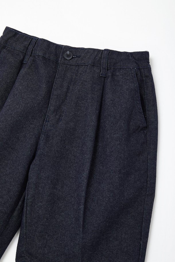 베이직 스판 밴딩 데님 반바지 CSPT101은 남성을 위한 캐주얼 스타일의 데님 반바지입니다. 블랙, 인디고, 라이트 블루 세 가지 색상으로 출시되었으며, 봄, 여름, 가을, 겨울 사계절 모두 활용 가능합니다. 허리 히든 밴딩과 원턱 주름 디테일, 사선 주머니, 뛰어난 신축성으로 편안한 착용감을 제공하는 레귤러핏 반바지입니다.
