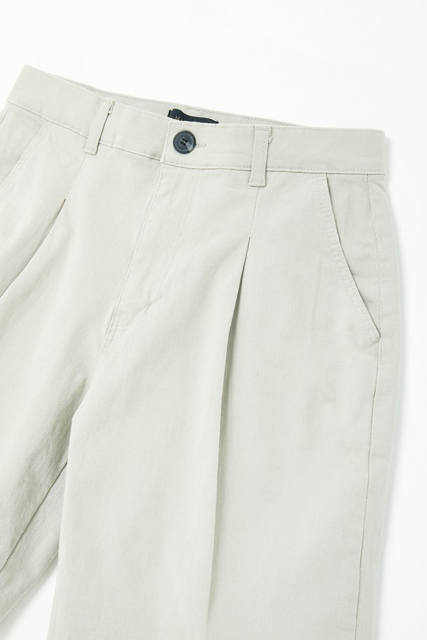 베이직한 디자인의 남성용 사방스판 밴딩 코튼 반바지 CSPT102입니다. 면과 스판덱스 혼방 소재로 제작되어 신축성이 뛰어나며, 허리 밴딩과 레귤러핏으로 편안한 착용감을 제공합니다. 블랙, 라이트 그레이, 아이보리, 모카 브라운의 다양한 색상으로 일상에서 캐주얼하게 활용하기 좋습니다.
