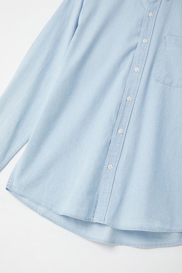 **봄여름 베이직 청 남방 CSH102**는 남성용 상의로, 봄과 여름에 적합한 얇은 두께의 루즈핏 셔츠입니다. 라이트블루와 블루 두 가지 색상으로 출시되었으며, 면 소재의 무지 디자인에 가슴 포켓과 소매 버튼 디테일이 돋보입니다. 차이나칼라와 긴 소매 기장으로 캐주얼하면서도 베이직한 스타일을 연출하며, 신축성은 없습니다.
