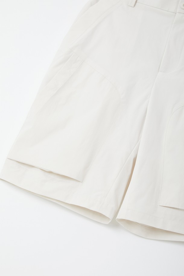 남성용 와이드 포켓 아이스 밴딩 반바지 CSPT105는 폴리에스터 소재로 제작되어 봄, 여름, 가을, 겨울에 모두 착용 가능하며, 베이지, 네이비, 민트 색상으로 출시되었습니다. 전면 와이드 포켓과 사선 포켓이 특징이며, 내구성 있는 플리 원단을 사용하여 편안한 착용감과 세탁 편리성을 제공합니다. 밴딩 처리된 와이드핏/레귤러핏 디자인으로 일상에서 스포티한 무드를 연출할 수 있습니다.
