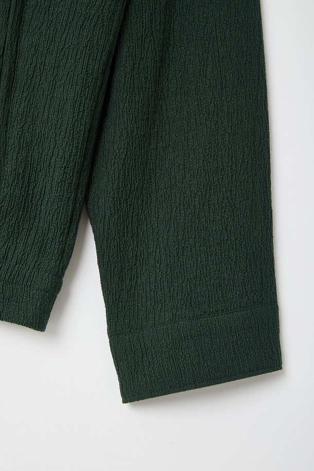 네이비와 그린 컬러로 제공되는 플리츠 집업 가디건 CJP127은 간절기에 활용하기 좋은 남성용 아우터입니다. 부드러운 촉감의 폴리에스테르와 레이온 혼방 소재, 레귤러핏으로 편안한 착용감을 선사하며, 히든 지퍼와 내부 포켓 디테일로 실용성을 더했습니다. 베이직하고 캐주얼한 스타일의 플리츠 디자인, 긴 소매와 중간 두께감으로 봄, 가을 일상에서 폭넓게 활용할 수 있습니다.
