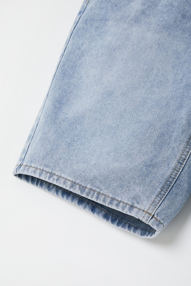 베이직 워싱 청 반바지 CSPT106은 남성용 레귤러핏 데님 반바지로, 라이트 블루, 그레이, 딥 블루 세 가지 컬러로 제공됩니다. 데님, 면, 폴리우레탄 혼방 소재로 제작되어 봄, 여름, 가을, 겨울 사계절 모두 착용 가능하며, 워싱 디테일과 신축성 있는 소재가 편안한 착용감을 선사합니다. 리벳 디테일, 가죽 패치, 클래식 데님 디자인으로 베이직하면서도 캐주얼한 스타일을 연출합니다.
