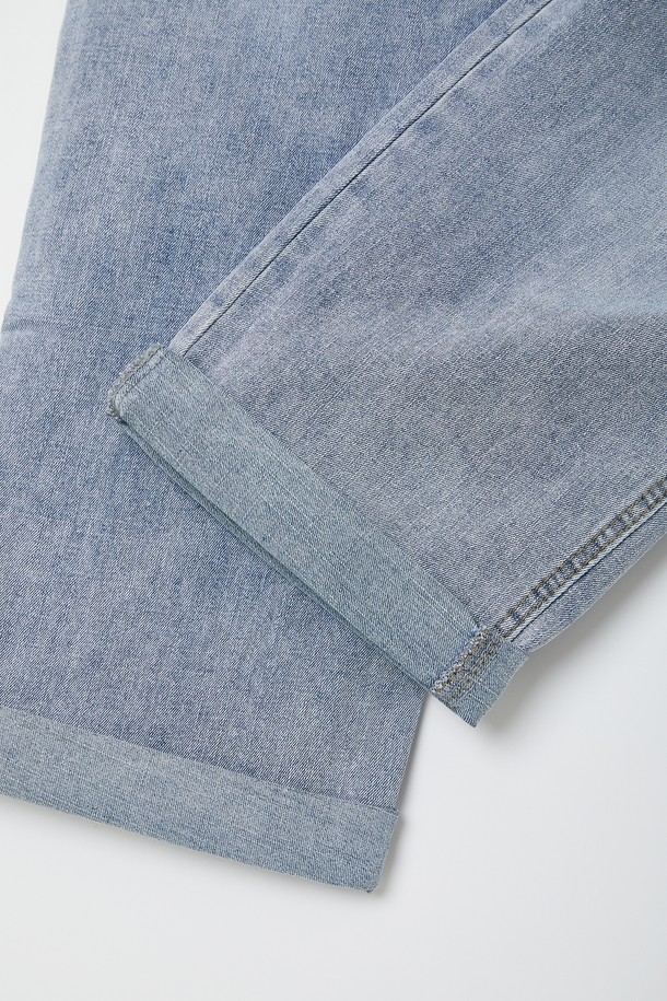 **7부 워싱 스판 데님 팬츠 CSPT107**

남성용 7부 워싱 스판 데님 팬츠로, 라이트 블루, 블루, 딥 블루 3가지 색상으로 만나보실 수 있습니다. 면과 스판 혼방 소재로 제작되어 편안한 착용감과 활동성을 자랑하며, 슬림핏, 레귤러핏, 와이드핏 등 다양한 핏을 선택할 수 있습니다. 7부 기장에 워싱 처리된 데님으로 캐주얼한 스타일을 연출하며, 스판 신축성, 포켓 라인 디테일, 가죽 패치 포인트로 포인트를 더했습니다.
