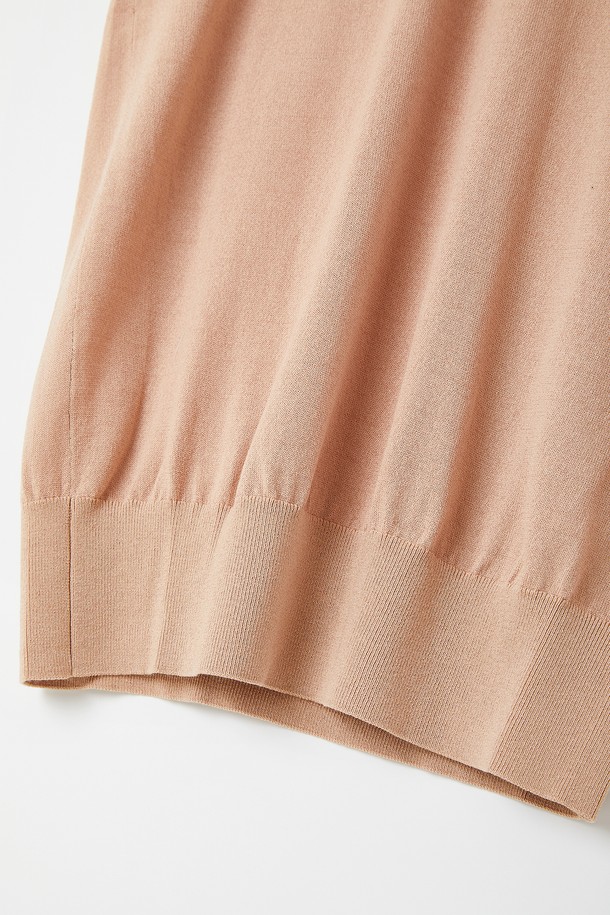 라이프앤 골프 버튼 카라 반팔 니트티 CSTEE112는 남성용으로, 여름철 골프 및 일상에서 활용하기 좋은 베이직 스타일의 니트 티셔츠입니다. 네이비와 베이지 두 가지 색상으로 출시되었으며, 얇은 두께의 폴리에스터와 비스코스 혼방 소재로 제작되어 편안한 착용감을 선사합니다. 버튼 타입 카라넥과 스트라이프 패턴으로 포인트를 더했으며, 베이직핏의 반소매 디자인으로 모던한 스타일을 연출합니다.
