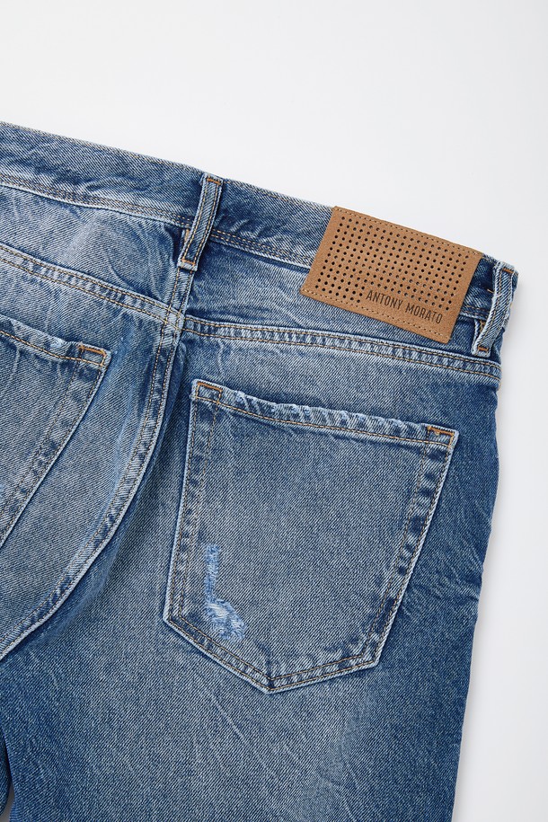 데미지 포인트 청 반바지 CSPT109는 여름철 캐주얼 스타일을 완성하는 슬림핏 반바지입니다. 면과 데님 소재로 제작되어 내구성이 뛰어나며, 워싱 및 데미지 디테일이 돋보입니다. 금속 리벳 장식, 허리 가죽패치 스티치, 버튼형 여밈으로 포인트를 더했으며, 지퍼 수선이 가능합니다.
