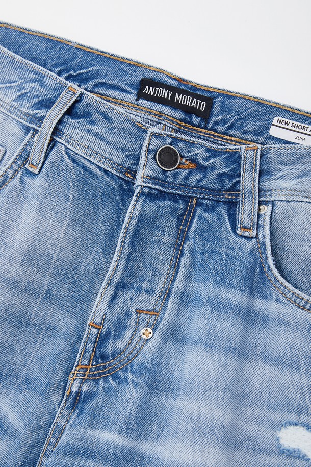 라이트 블루 컬러의 디스트로이드 디테일이 돋보이는 캐주얼 청반바지입니다. 데님과 면 혼방 소재로 제작되어 편안한 착용감을 선사하며, 조거핏 디자인으로 활동성을 높였습니다. 금속 리벳, 허리 가죽 패치, 디스트로이드 디테일 부분 안쪽 이중덧댐, 버튼형 디자인으로 포인트를 더한 여름철 필수 아이템입니다.
