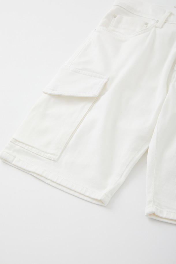 워크 스판 카고 반바지 CSPT111는 여름철 캐주얼 스타일을 완성하는 데 적합한 반바지입니다. 부드러운 촉감의 면, 폴리우레탄 혼방 소재로 제작되어 편안한 착용감을 제공하며, 신축성이 뛰어나 활동성을 높였습니다. 와이드 핏과 루즈핏 디자인으로 편안함을 강조하고, 카고 포켓 디테일로 실용성을 더했습니다. 화이트, 올리브 두 가지 색상으로 출시되었으며, 히든 포켓, 포켓 금속 리벳, 뒷면 허리 가죽 패치 등의 특징으로 미니멀하면서도 워크웨어 무드를 연출합니다. 동네 마실룩, 여행룩, 휴가룩 등 다양한 TPO에 활용하기 좋습니다.
