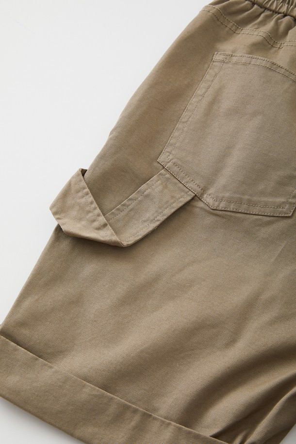 카펜터 워크 밴딩 하프 팬츠 CSPT112는 면과 폴리우레탄 혼방 소재로 제작되어 사계절 내내 편안하게 착용할 수 있는 하프 기장의 바지입니다. 블랙, 브라운 두 가지 색상으로 제공되며, 밴딩 처리와 레귤러핏으로 편안한 착용감을 선사하며, 캐주얼한 스타일 연출에 용이합니다. 클립 버튼 디테일과 카펜터 디테일 디자인, 실용적인 디자인으로 데일리룩에 활용하기 좋습니다.
