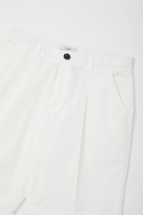 시원하고 편안한 여름을 위한 '솔리드 린넨 원턱 반바지 CSPT118'입니다. 얇은 두께의 린넨 소재로 제작되어 통기성이 뛰어나며, 베이직한 디자인과 화이트 컬러로 어떤 상의에도 잘 어울립니다. 허리 부분에 원턱 디테일을 더해 활동성을 높이고 편안한 착용감을 선사합니다.
