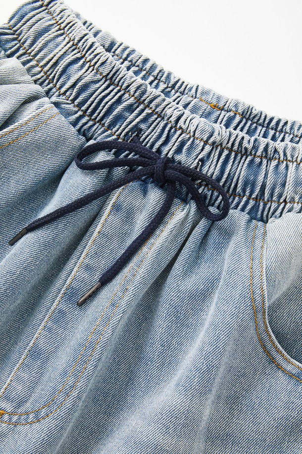 블루와 블랙 색상으로 출시된 와이드 카펜터 데님 하프 팬츠 CSPT120입니다. 면 소재로 제작되어 사계절 내내 편안하게 착용 가능하며, 캐주얼한 스타일을 연출하기 좋습니다. 5부보다 살짝 긴 하프 기장에 카펜터 포켓 디테일, 위싱 가공, 튼튼한 내구성이 특징인 와이드핏 데님 팬츠입니다.
