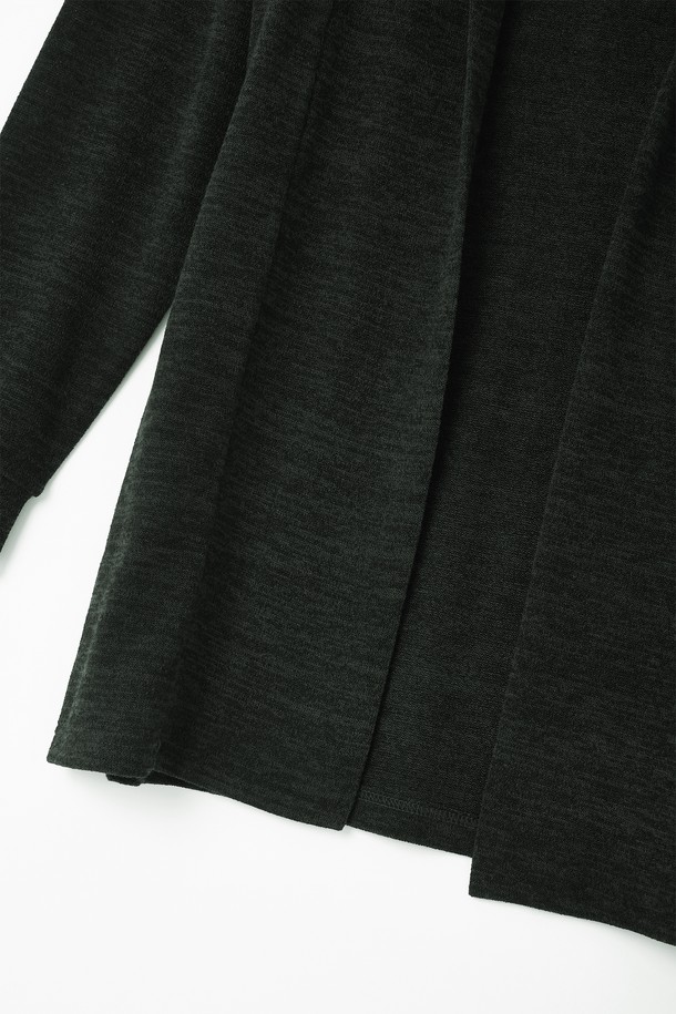 **봄가을 미들 숄 가디건 CKA101A**

부드러운 촉감과 신축성 있는 소재감의 여성용 봄, 가을 가디건입니다. 미들 기장으로 캐주얼하고 베이직한 스타일을 연출하며, 숄 디자인과 오픈형 여밈 방식으로 편안하게 착용할 수 있습니다. 블랙, 다크 그린 두 가지 색상으로 출시되어 데이트룩, 카페룩 등 다양한 TPO에 활용하기 좋습니다. 폴리에스터, 레이온, 스판 혼방으로 제작되어 편안함과 활동성을 동시에 잡았습니다. 미니멀, 클래식 스타일을 선호하는 분들께 추천합니다.
