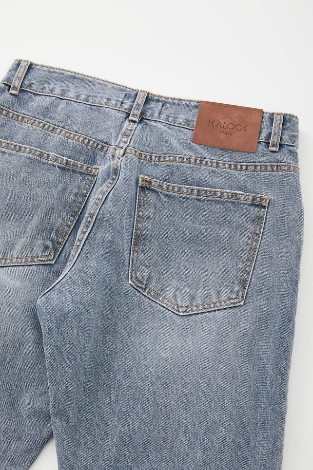 레귤러 핏으로 편안하게 떨어지는 CJN109 워싱 데님 팬츠입니다. 봄, 여름, 가을 시즌에 활용하기 좋은 면 소재의 긴 기장 데님 팬츠로, 베이직한 디자인에 워싱 디테일이 더해져 빈티지한 멋을 선사합니다. 지퍼와 버튼으로 여밈을 처리하여 간편하게 착용할 수 있습니다.
