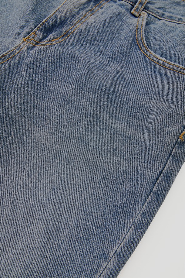 레귤러핏 워싱 데님 팬츠 CJN108는 데일리 및 캐주얼 스타일을 위한 다크블루 컬러의 데님 팬츠입니다. 봄, 여름, 가을 계절에 적합하며, 레귤러핏으로 편안한 착용감을 제공합니다. 면 소재에 워싱 및 빈티지 패턴이 특징이며, 지퍼형 클로징과 허리 가죽패치 디테일로 디자인되었습니다. 동네 마실룩, 쇼핑룩 등 다양한 TPO에 활용 가능하며, 캐주얼, 클래식, 미니멀 스타일 연출에 용이합니다.
