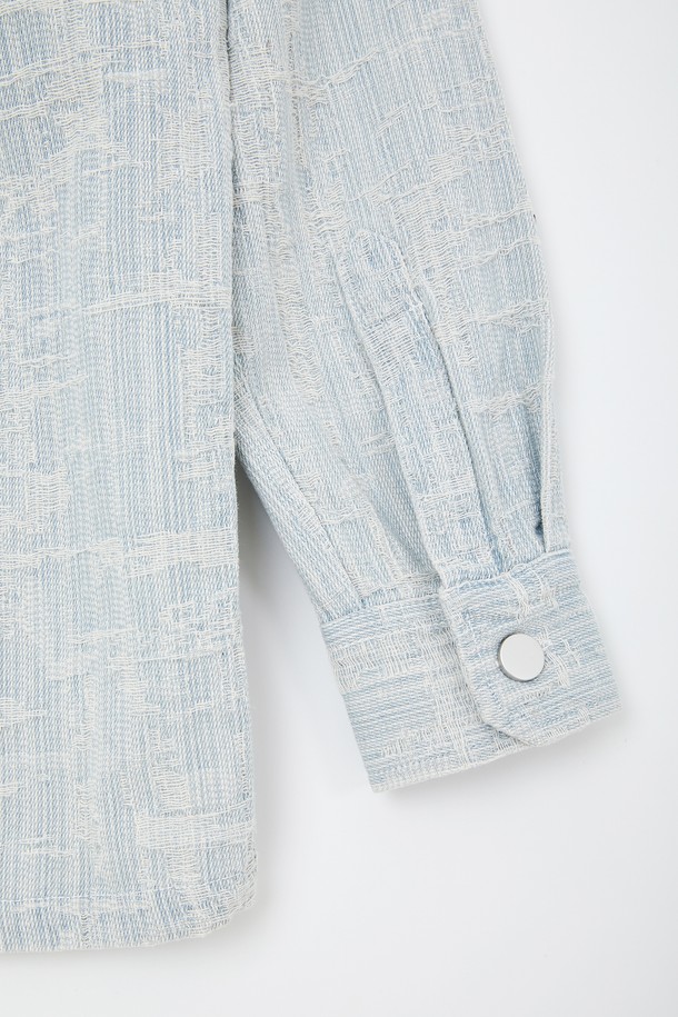 봄, 가을 간절기에 활용하기 좋은 캐주얼 자켓형 청남방입니다. 라이트블루 컬러의 면 소재로 제작되었으며, 데일리룩에 편안하게 매치할 수 있습니다. 베이직핏에 스티치 패턴이 들어가 심플하면서도 멋스러운 포인트를 주며, 셔츠와 자켓 스타일을 모두 연출할 수 있는 실용적인 디자인입니다. 가슴 포켓과 소매 버튼 디테일, 버튼 클로저 타입으로 완성도를 높였습니다.
