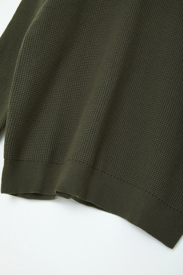 와플 하프넥 긴팔 니트티 CNIT105는 베이직하고 캐주얼한 스타일의 공용 긴팔 니트 티셔츠입니다. 봄, 가을에 적합하며, 데일리룩으로 활용하기 좋습니다. 하프넥 디자인과 넉넉한 기장감으로 편안한 착용감을 선사합니다. 블랙, 그레이, 카키 세 가지 색상으로 출시되었으며, 소매와 밑단 시보리 처리로 깔끔한 마무리를 더했습니다. 와플 패턴과 무게감 있는 두께감, 신축성 있는 촉감으로 가을 나들이룩이나 집콕룩에 모두 잘 어울립니다.
