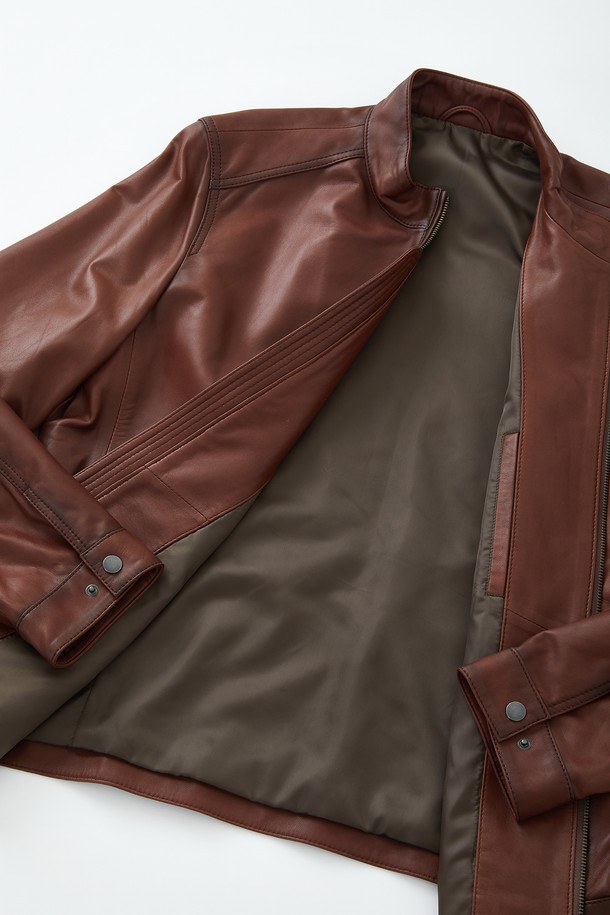 워싱 라이트 양가죽 점퍼 CLJP110는 빈티지 및 베이직 스타일을 선호하는 고객을 위한 아우터입니다. 부드러운 양가죽 소재에 오일 브러쉬 가공을 더해 은은한 광택과 자연스러운 멋을 연출합니다. 와인 색상으로 출시되었으며, 봄, 여름, 가을, 겨울 사계절 모두 활용 가능한 실용적인 아이템입니다. 하든 타입 지퍼 포켓과 소매 스냅 버튼 디테일로 포인트를 주었으며, 베이직 핏으로 편안한 착용감을 제공합니다. 데이트룩, 겨울 데일리룩 등 다양한 TPO에 클래식, 미니멀, 캐주얼 스타일로 연출하기 좋습니다.
