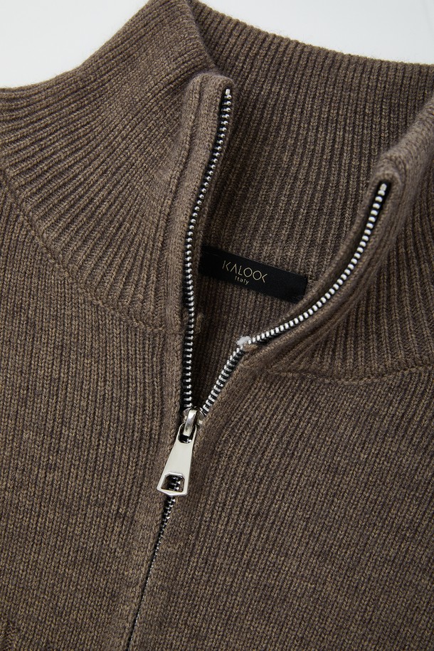 루즈핏 헤비 집업 가디건 CKA102는 남성 고객을 위한 상의 카테고리의 니트/스웨터 제품입니다. 부드러운 촉감과 신축성을 갖춘 아크릴, 폴리에스터, 폴리아미드 혼방 소재로 제작되었으며, 두꺼운 두께감과 긴 소매 기장으로 봄, 가을, 겨울 시즌에 착용하기 좋습니다. 베이직한 스타일의 골지 패턴 하이넥 디자인에 집업 여밈 방식을 적용하여 간편하게 착용할 수 있으며, 시보리 디테일로 포인트를 더했습니다. 라이트카키, 브라운, 블랙 세 가지 색상으로 출시되어, 겨울 데일리룩, 집콕룩, 산책룩 등 다양한 TPO에 미니멀, 클래식, 캐주얼 스타일로 연출하기 좋습니다.
