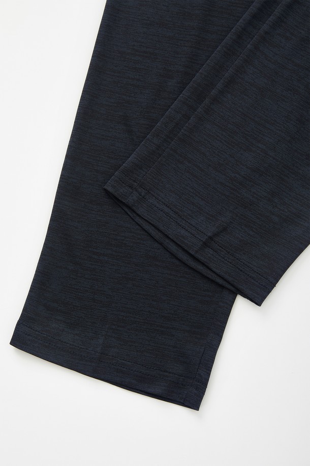 쿨 러닝 스판 스포츠 팬츠 CPT145는 뛰어난 신축성과 시원한 냉감 기능을 갖춘 남녀 공용 스포츠 팬츠입니다. 봄, 여름, 가을 세 계절 모두 활용 가능하며, 레귤러핏에 부드러운 촉감의 폴리에스터 소재로 제작되었습니다. 허리 조절 스트랩과 지퍼 사선 포켓, 밴딩 스타일로 편안한 착용감을 제공하며, 러닝룩, 피트니스룩, 캐주얼 등 다양한 스타일에 활용하기 좋습니다. 그레이와 네이비 두 가지 색상으로 만나보세요.
