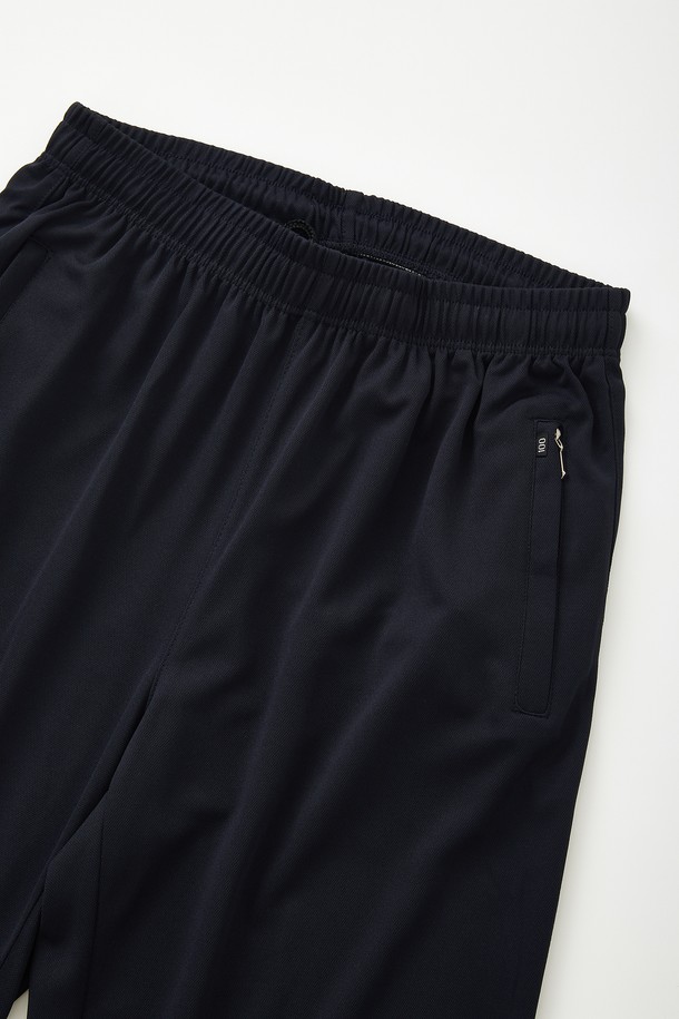 **봄/가을/겨울 라이프앤스포츠 스판 팬츠 CPT147**는 스포츠 활동에 최적화된 슬림핏 팬츠입니다. 블랙, 네이비 두 가지 색상으로 출시되었으며, 허리 조절 스트랩과 지퍼형 사선 포켓이 특징입니다. 구김감이 덜한 스판 원단을 사용하여 스포티하면서도 미니멀한 스타일을 연출하며, 밴딩 처리로 편안한 착용감을 제공합니다.
