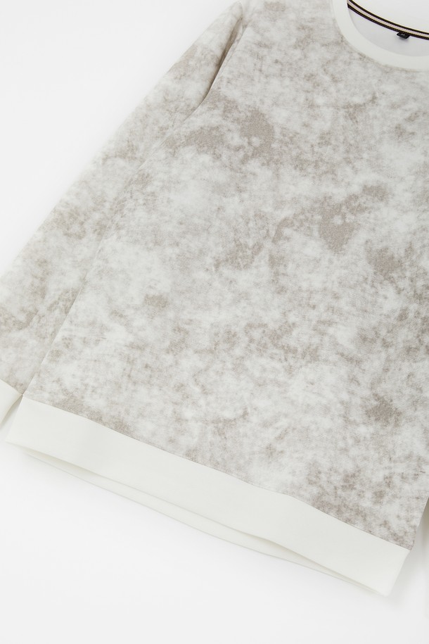 다잉 맨투맨 긴팔 티셔츠 CTEE114는 그레이, 카키, 블랙 3가지 색상으로 출시되어 봄, 가을에 활용하기 좋은 베이직 스타일의 맨투맨입니다. 레이온, 폴리에스터, 폴리우레탄 혼방 소재로 제작되어 신축성이 뛰어나 편안한 착용감을 제공하며, 소매와 밑단 시보리 마감으로 활동성을 더했습니다. 동네 마실룩, 집콕룩 등 캐주얼하고 미니멀한 스타일을 연출하기에 적합한 아이템입니다.
