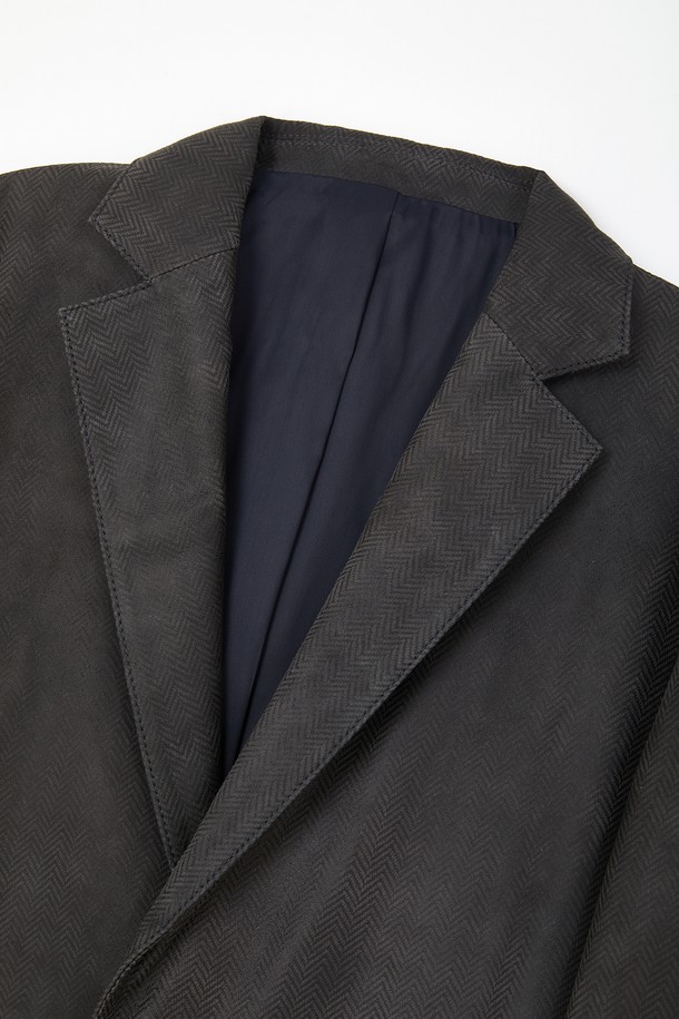 네이비 컬러의 램 크리스탈 패브릭 싱글 재킷 CLJP112입니다. 클래식 및 미니멀 스타일을 기반으로 제작되어 오피스룩, 비즈니스 캐주얼, 모임룩 등 다양한 TPO에 활용 가능합니다. 봄, 가을 시즌에 적합하며, 레귤러 핏과 긴 소매 기장으로 편안한 착용감을 선사합니다. 무지 패턴의 싱글 버튼 여밈 방식이며, 레귤러 기장의 자켓입니다.
