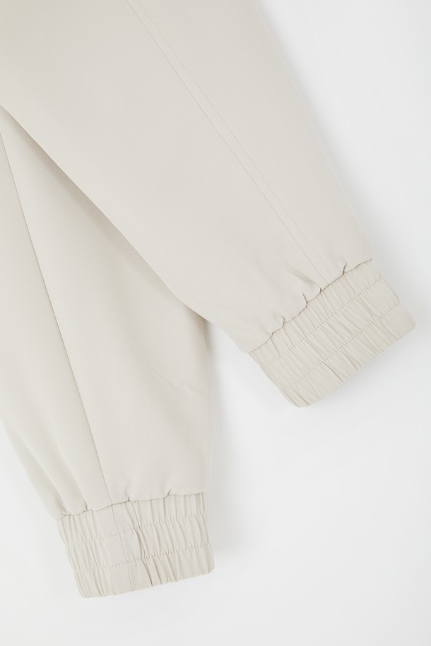 봄, 가을에 어울리는 '스판 밴딩 카고 조거 팬츠 CPT149'입니다. 부드러운 촉감의 폴리에스터와 폴리우레탄 혼방 소재로 제작되어 편안한 착용감을 제공합니다. 캐주얼하고 스포티한 스타일로, 야외 활동 및 일상에서 두루 활용하기 좋습니다. 허리 밴딩 및 조거핏 디자인으로 활동성을 높였으며, 히든 포켓 디테일로 실용성을 더했습니다. 회색, 남색, 연한베이지 세 가지 색상으로 만나보세요.