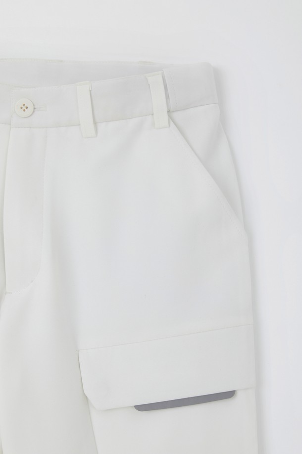 봄, 가을에 적합한 남녀 공용 카고 조거 팬츠입니다. 부드러운 촉감의 폴리에스터, 폴리우레탄 혼방 소재로 제작되었으며, 얇은 두께감으로 편안한 착용감을 제공합니다. 허리 부분에는 히든 밴딩 처리가 되어 있어 활동성을 높였으며, 스포티한 스타일을 연출하기 좋습니다. 블랙, 그레이, 아이보리 세 가지 색상으로 출시되었으며, 카고 디자인과 사선 포켓 디테일이 특징입니다. 일상생활 및 야외 활동 시에 활용하기 좋은 실용적인 아이템입니다.
