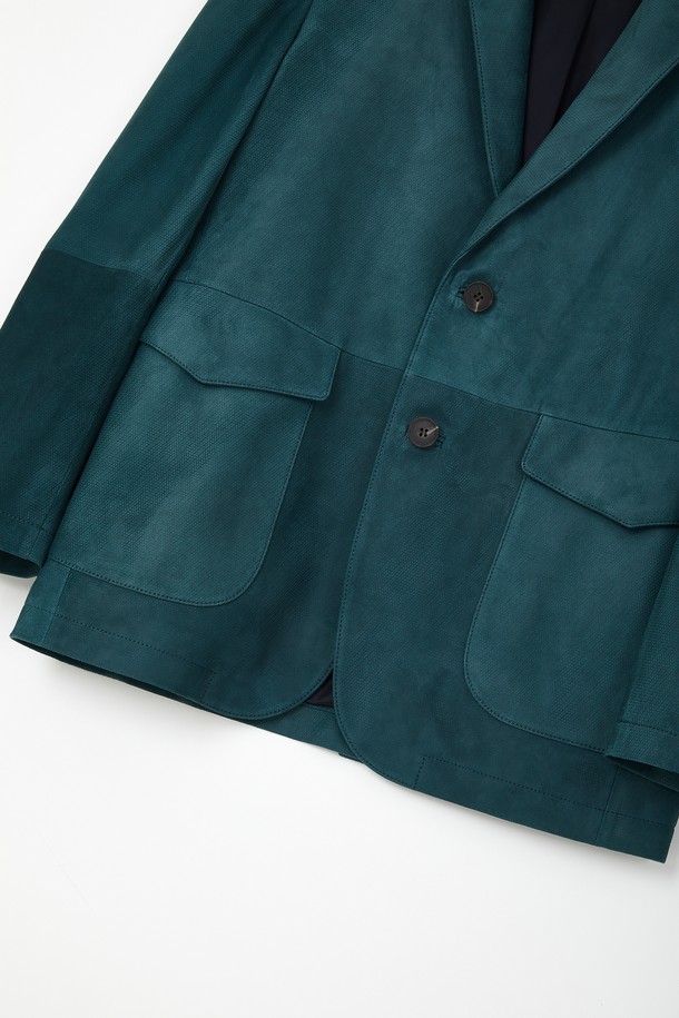 세련된 남성 스타일을 완성하는 양가죽 도트 패턴 재킷 CLJP114입니다. 부드러운 촉감의 양가죽으로 제작되어 고급스러운 착용감을 선사하며, 두꺼운 두께감으로 따뜻함을 더합니다. 클래식과 모던 스타일을 아우르는 디자인에 도트 패턴 디테일을 더해 개성 있는 포인트를 주었습니다. 봄, 가을 시즌에 이상적이며, 데이트룩, 모임룩, 비즈니스 캐주얼 등 다양한 TPO에 활용 가능합니다. 레귤러핏과 긴 소매 기장, 버튼 여밈 방식으로 편안함과 스타일리시함을 동시에 만족시키는 아이템입니다.
