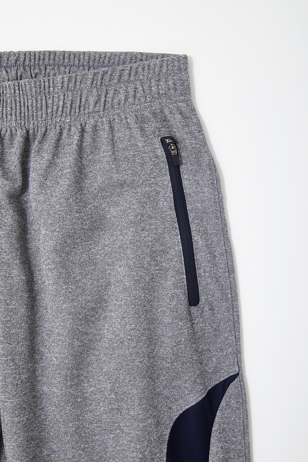 배색 포인트 7부 밴딩 스포츠 팬츠 CSPT122는 스포츠 활동과 일상 착용에 적합한 트레이닝핏 7부 바지입니다. 차콜, 그레이 두 가지 색상으로 제공되며, 신축성 좋은 폴리에스테르 소재로 제작되어 편안한 착용감을 선사합니다. 허리 조절 스트링과 지퍼 포켓, 배색 포인트 디테일이 특징이며, 스포티, 캐주얼, 미니멀 스타일을 연출할 수 있습니다. 피트니스룩, 러닝룩, 산책룩 등 다양한 TPO에 활용하여 활동적인 스타일을 완성해보세요. 밴딩 처리로 편안함을 더하여 활동성과 스타일을 동시에 잡았습니다.
