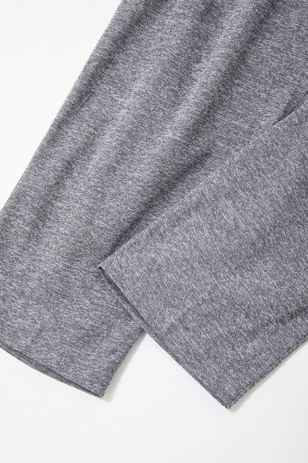 7부 밴딩 스판 스포츠 팬츠 CSPT123은 스포츠 활동과 트레이닝에 적합한 남녀 공용 7부 스포츠 팬츠입니다. 차콜과 그레이 두 가지 색상으로 출시되었으며, 봄, 여름, 가을 계절에 착용하기 좋습니다. 부드러운 촉감의 폴리에스터 소재로 제작되었으며, 편안한 핏과 신축성으로 활동성을 높였습니다. 허리 조절 스트랩과 지퍼 포켓 디테일이 더해져 스포티하고 캐주얼한 스타일을 완성합니다. 
