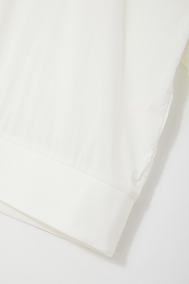 경량 바람막이 브이넥 맨투맨 CTEE115는 남성용 상의로, 봄, 가을 시즌에 적합한 베이직핏 맨투맨입니다. 나일론과 폴리우레탄 혼방 소재로 제작되어 가볍고 신축성 있는 착용감을 제공하며, 데일리웨어, 일상 활동, 스포츠 활동, 골프 등 다양한 용도로 활용할 수 있습니다. 스타일은 스포티하고 심플하며, 블랙, 레드, 아이보리 세 가지 색상으로 출시되었습니다. 브이넥 디자인과 긴소매, 그리고 뒷면 플랩 포켓 디테일과 시보리 마감으로 실용성과 디자인을 모두 갖춘 제품입니다. 골프룩이나 산책룩으로 활용하기 좋습니다.
