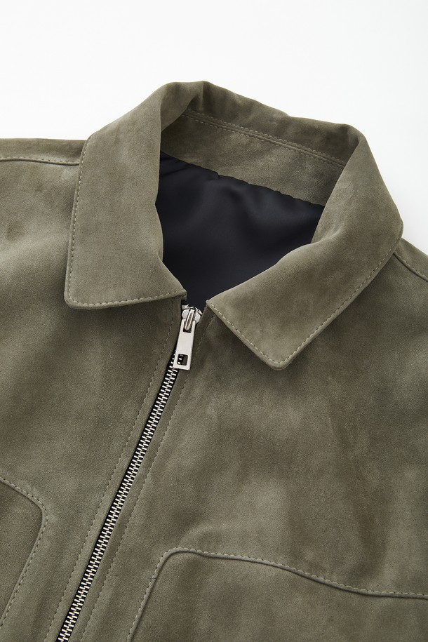 네이비, 브라운, 카키 3가지 색상으로 출시된 남성용 멀티컬러 카라넥 양가죽 집업 점퍼 CLJP117입니다. 부드러운 양가죽 소재로 제작되어 촉감이 뛰어나며, 봄, 가을철 데이트룩과 가을 나들이룩에 잘 어울립니다. 베이직핏에 캐주얼하고 클래식한 스타일을 더해 일상에서도 세련된 멋을 연출할 수 있습니다. 심플한 디자인에 카라넥, 히든 타입 포켓, 안쪽 주머니 디테일을 더해 실용성을 높였습니다. 중간 두께감으로 간절기 날씨에 적합하며 방수 기능까지 갖추고 있습니다.
