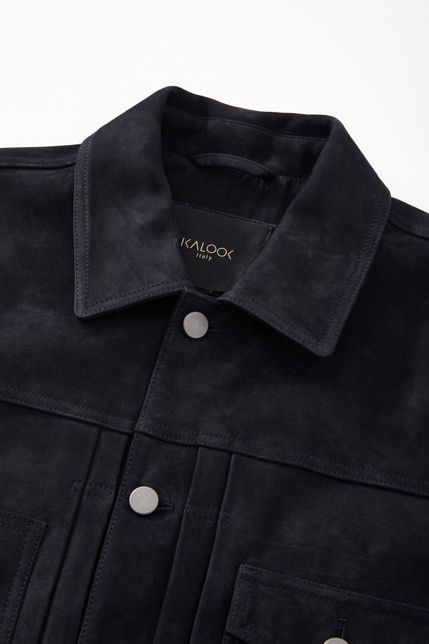 네이비와 다크블루 컬러로 만나볼 수 있는 염소가죽 스웨이드 트러커 재킷 CLJP118입니다. 부드러운 촉감의 염소가죽 스웨이드 소재로 제작되어 봄, 가을에 착용하기 좋습니다. 무지 디자인에 레귤러 핏, 레귤러 기장으로 캐주얼 및 클래식 스타일을 연출할 수 있습니다. 데이트룩, 모임룩, 비즈니스 캐주얼 등 다양한 TPO에 활용 가능하며, 버튼 플랩 포켓 디테일이 돋보입니다. 긴 소매 기장의 트러커 자켓으로 미니멀한 스타일을 완성해보세요.
