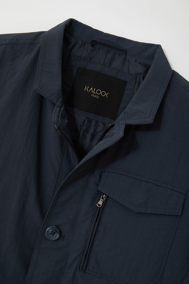 **봄/가을 히든 집업 바람막이 재킷 CJP135**

가을 나들이룩을 위한 베이직핏 바람막이 재킷입니다. 네이비, 블루, 차콜 세 가지 색상으로 출시되었으며, 얇고 가벼운 나일론, 면, 폴리에스테르 혼방 소재로 제작되어 봄, 가을 간절기에 적합합니다. 안감과 히든 집업 디테일, 가슴 플랩 포켓, 안쪽 주머니를 더해 실용성을 높였습니다. 캐주얼, 미니멀, 클래식 스타일을 즐기는 분들께 추천합니다. 긴 소매와 무지 디자인으로 어떤 옷에도 쉽게 매치할 수 있습니다.
