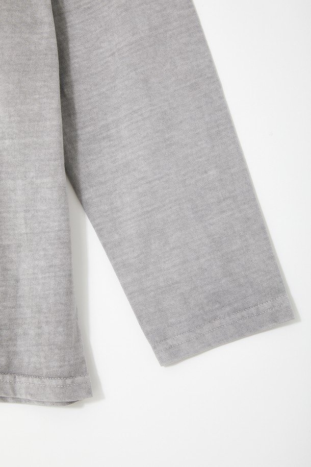 멀티컬러 피그먼트 긴팔 티셔츠 CTEE116는 베이직한 스타일의 긴팔 티셔츠입니다. 부드러운 면 소재로 제작되어 은은한 촉감을 선사하며, 봄, 가을 계절에 적합합니다. 라운드넥 디자인에 베이직핏으로, 일상복으로 편안하게 착용할 수 있습니다. 그레이, 차콜, 카키, 브라운 4가지의 다채로운 컬러로 출시되어 다양한 스타일 연출이 가능하며, 단독 또는 이너로 활용하여 활용도를 높일 수 있습니다. 피그먼트 워싱 처리로 자연스러운 무드를 더했습니다.
