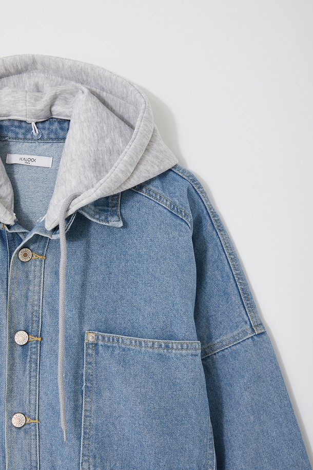 루즈핏 탈부착 후드 데님 셔츠 CSH104는 캐주얼하고 미니멀한 스타일을 연출하기 좋은 상의입니다. 블루, 라이트 블루, 블랙 세 가지 색상으로 출시되었으며, 봄, 여름, 가을, 겨울 사계절 내내 활용할 수 있습니다. 넉넉한 오버핏 루즈핏으로 편안한 착용감을 선사하며, 탈부착 가능한 후드로 다양한 스타일을 연출할 수 있습니다. 면 소재의 데님 원단으로 제작되어 내구성이 뛰어나며, 무지 디자인으로 어떤 스타일에도 쉽게 매치할 수 있습니다. 긴 소매 기장과 두꺼운 두께로 제작되어 간절기나 겨울철에 따뜻하게 입을 수 있습니다.
