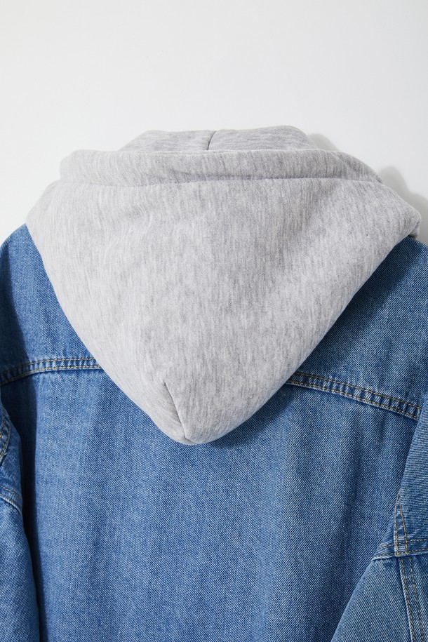 세련된 남성 캐주얼 스타일을 완성하는 봄/가을 탈부착 후드 데님 재킷 CJP136입니다. 부드러운 데님 소재로 제작되어 편안한 착용감을 선사하며, 레귤러 핏으로 어떤 스타일에도 잘 어울립니다. 연청 컬러와 무지 디자인으로 미니멀하면서도 세련된 분위기를 연출합니다. 탈부착 가능한 후드는 다양한 스타일을 연출할 수 있도록 도와주며, 버튼 여밈 방식과 긴 소매 기장으로 실용성을 더했습니다. 일상 속에서 편안하게 즐겨 입을 수 있는 데님 재킷으로, 봄, 가을 시즌 활용도가 높습니다.
